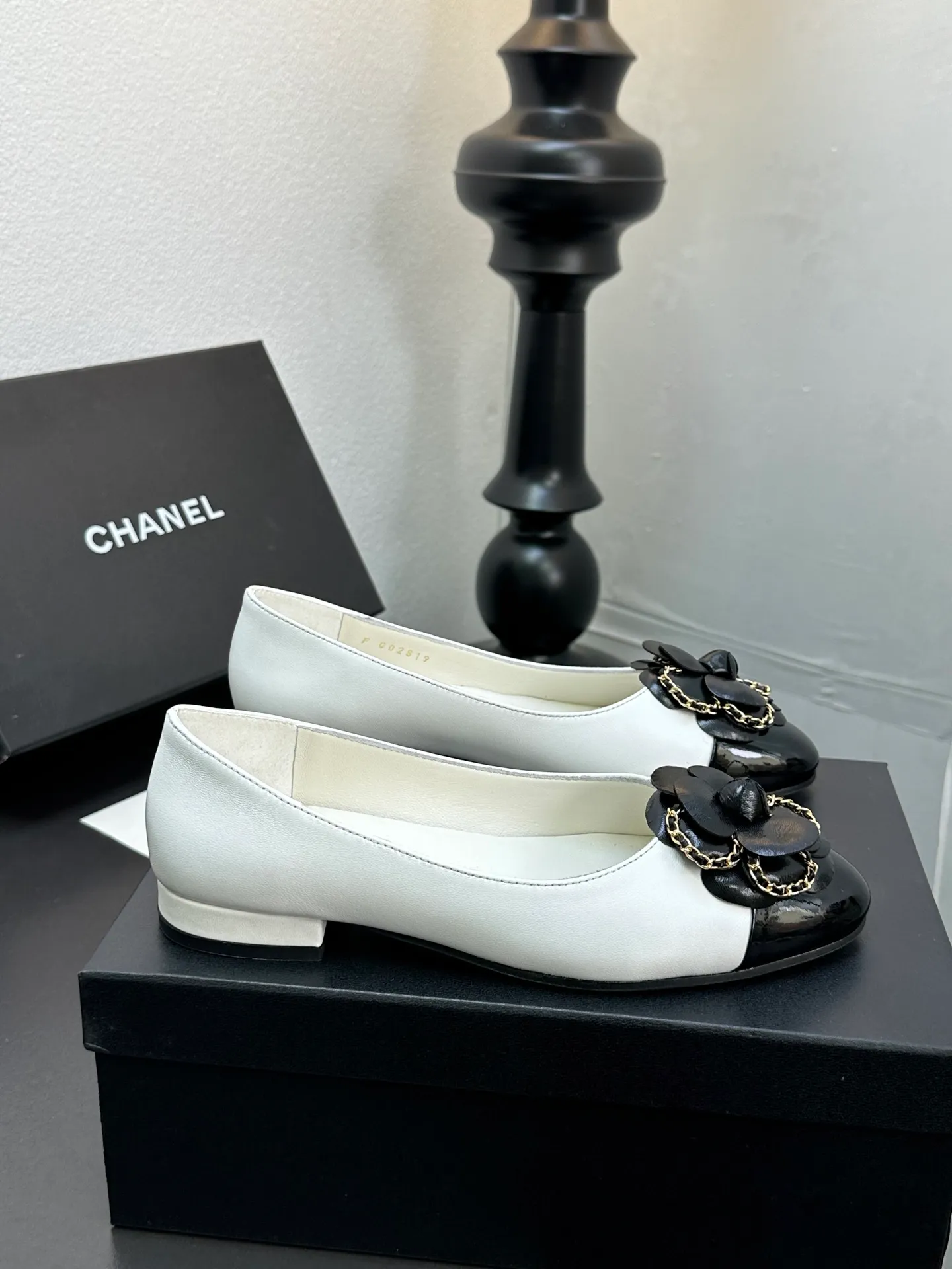 👟👟Ex-factory price 600👟👟 CHANEL｜Chanel Chanel 25C early spring new product Camellia series flat shoes This season’s Camellia series is really beautiful😍 Grandma Xiang’s family has always had the elegant and ladylike temperament, full of high-end sense! It’s very nice on the feet~ Whether worn barefoot or paired with skirts or trousers, it’s very versatile! Incomparably beautiful! Extraordinarily fairy 🧚 Overwhelmingly girly‼ ️ The upper is made of imported lambskin, the lining is made of mixed sheepskin, and the Italian A-grade leather outsole Size: 35-39 (40/41 customized)
